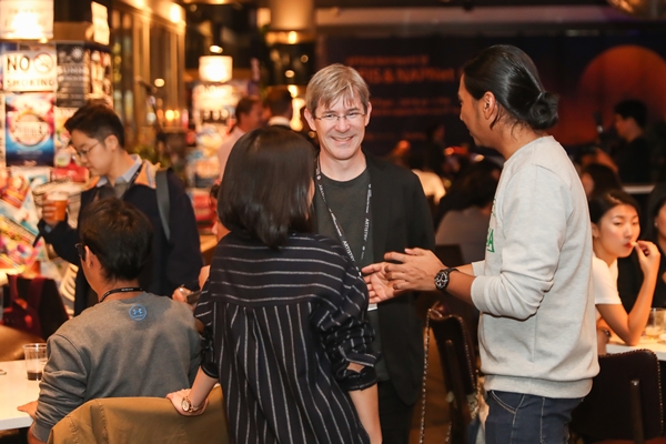 2~3면-달시파켓 교수가 부산국제영화제 기간 진행되는 AFiS&NAPNet Night 에서 교육생들과 담소를 나누고 있다